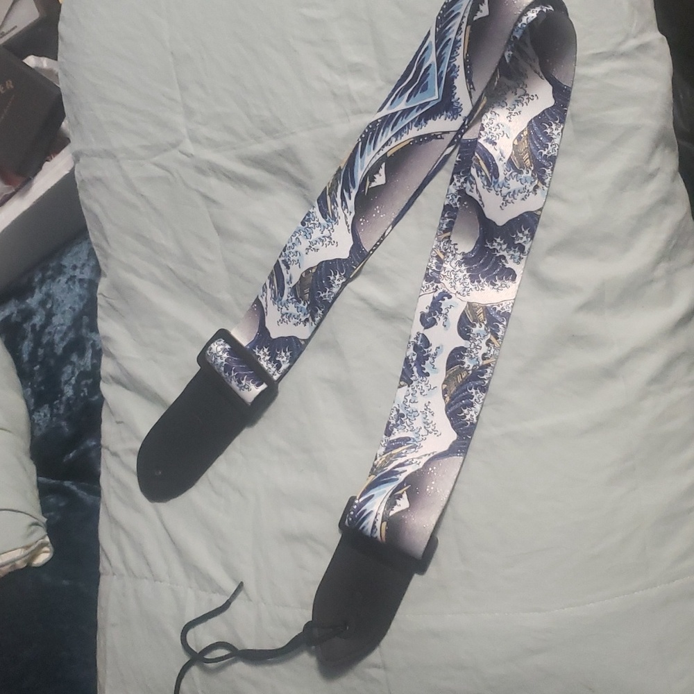 BNIB Japanese waves design Adjustable Guitar strap and picks